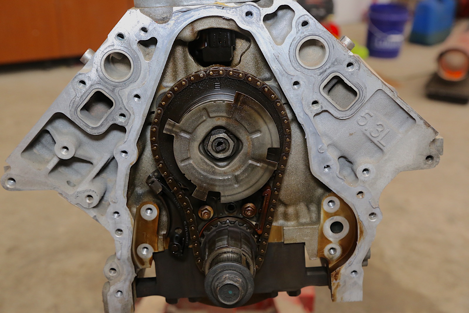 mechanik wymienia zerwany łańcuch rozrządu wraz z napinaczem i kołami wymiana rozrządu to jedyne skuteczne rozwiązanie