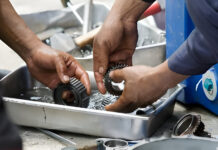 Na czym polega czyszczenie skrzyni biegów? mycie skrzyni biegów mechanika