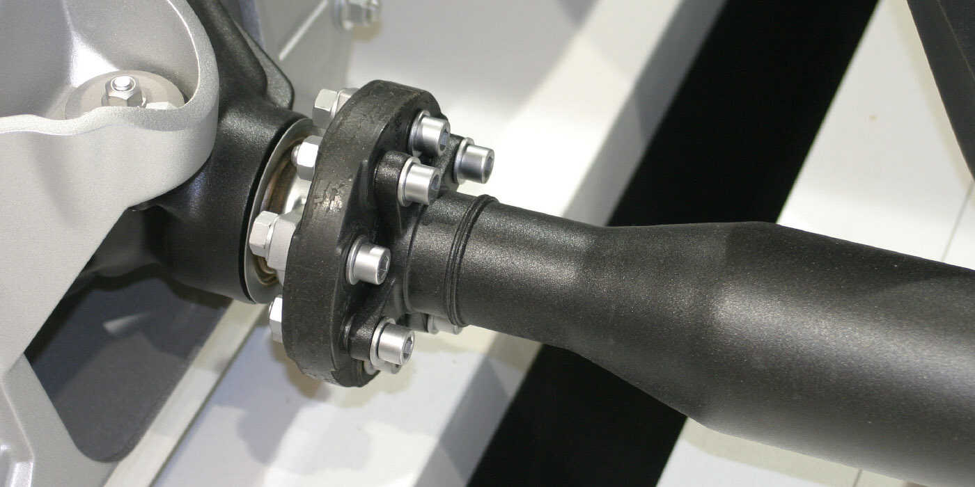 stuki i drgania podczas przyspieszania samochodu